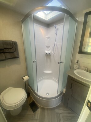 タオル、石鹸、トイレットペーパー