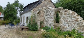 Outdoor dining - Charme et Hâvre de Paix - Grand jardin (Trégarvan)