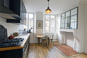 Geladeira, micro-ondas, fogão, lava-louças