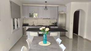 6 bedrooms, desk - Samos Home Luxury Apartments (Samos)