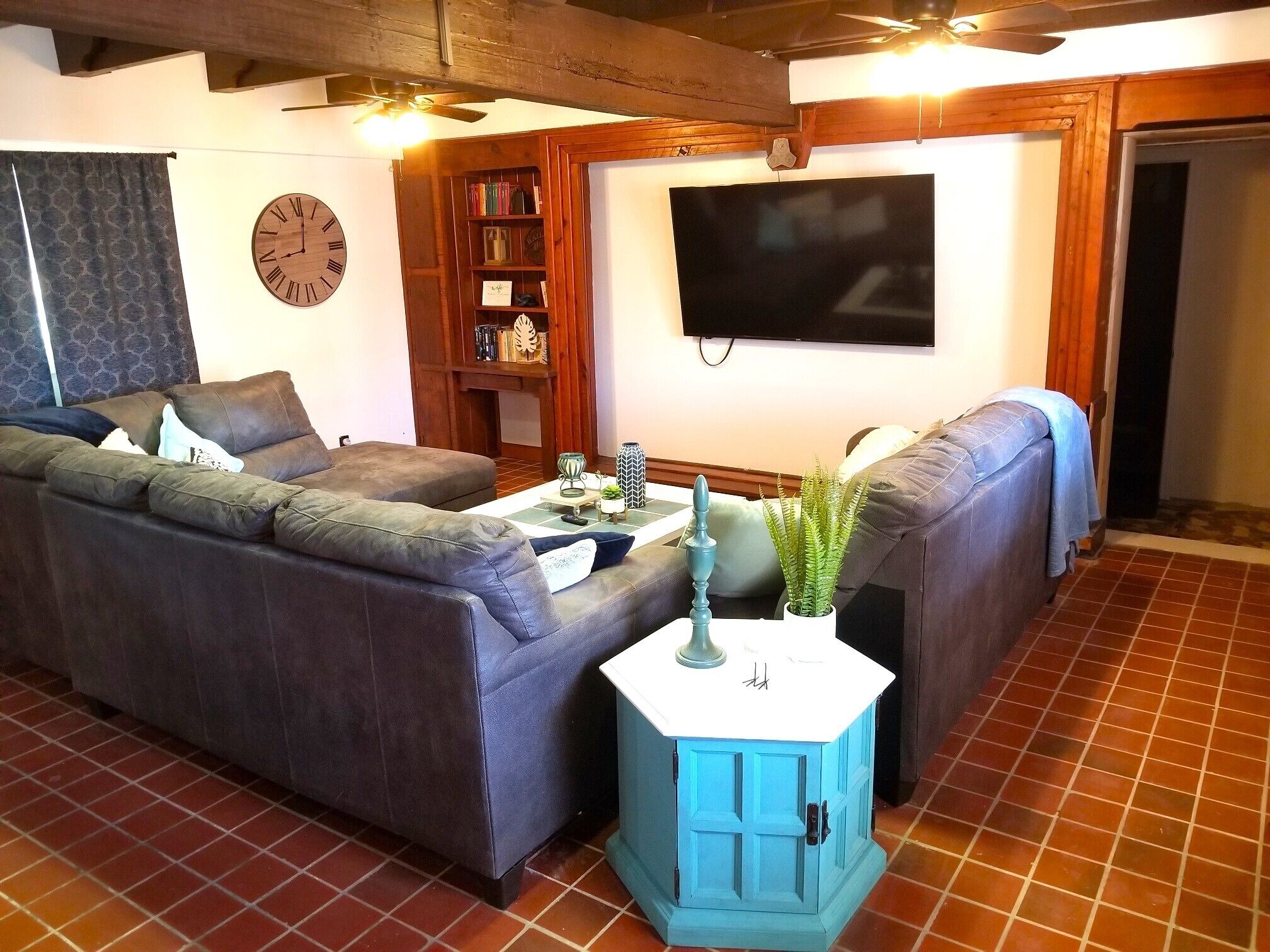 Smart-TV, Kamin, Tischfußball, Tischtennisplatte