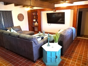 Una Smart TV, una chimenea, un futbolín, una mesa de tenis de mesa