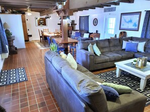 Smart TV, chimenea, futbolito y tenis de mesa