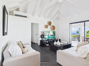 Een televisie en een stereo