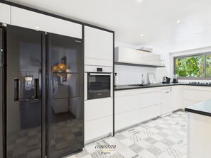 Kühlschrank, Mikrowelle, Ofen, Geschirrspüler