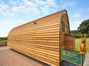 Uma estrutura de madeira com uma placa que diz 'BROOMY BANK PODS Rabbits Rest'.