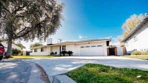 Exterior - Cozy Pickleball Retreat near Disneyland (Anaheim)