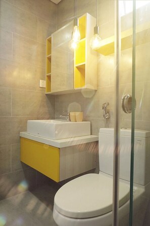 Secador de cabelo, bidê, toalhas de banho, sabonete