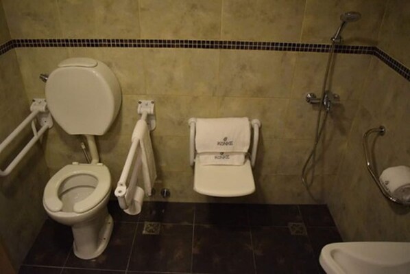 A bathroom with a toilet, a bidet, and a shower. - Konke Hotel Buenos Aires (Buenos Aires)