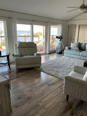 Living area - Lovely little lagoon water front home for your vacation (Gulf Shores)