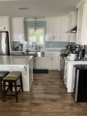 Private kitchen - Lovely little lagoon water front home for your vacation (Gulf Shores)