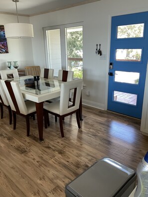 Dining - Lovely little lagoon water front home for your vacation (Gulf Shores)