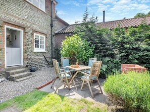 Outdoor dining - 2 bedroom accommodation in Cromer (Cromer)