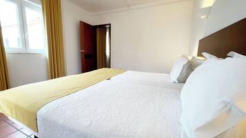 Minibar, wifi gratis y ropa de cama