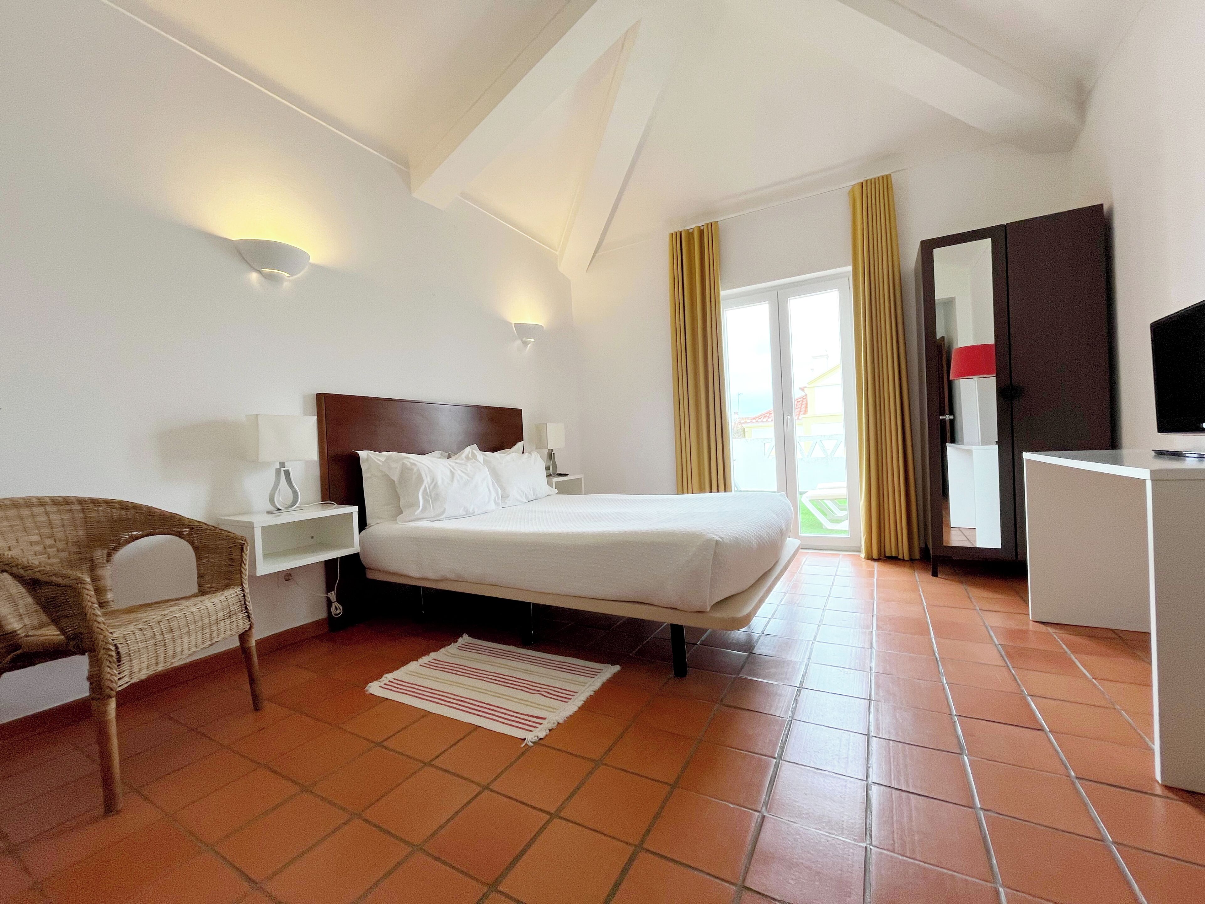 Quarto superior, 1 cama de casal | Frigobar, Wi-Fi de cortesia, roupa de cama