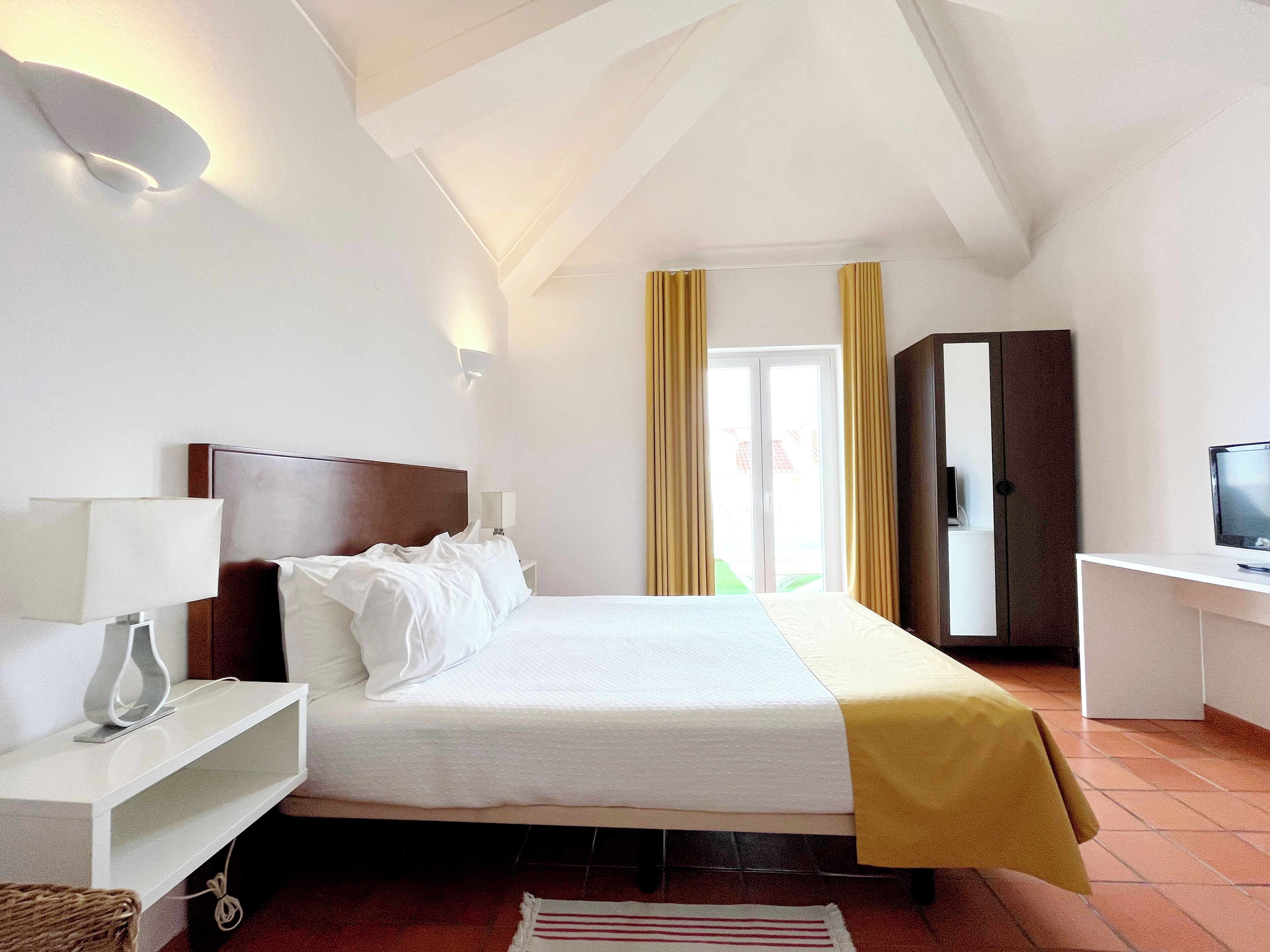 Minibar, WiFi (free), bed sheets