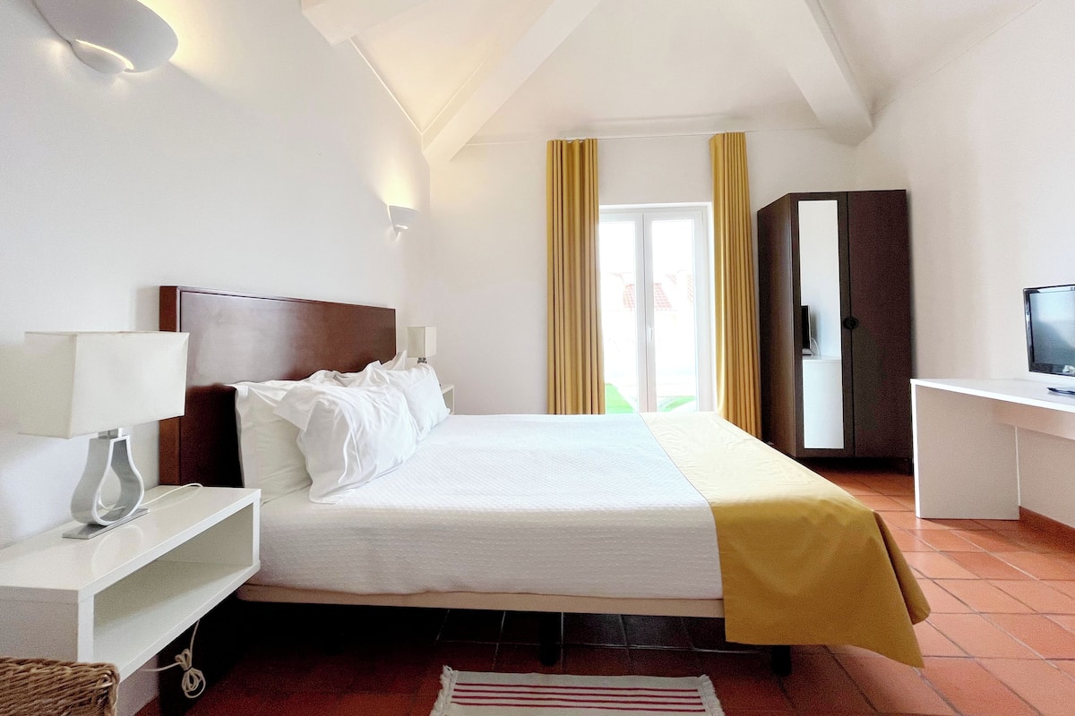 Minibar, free WiFi, bed sheets