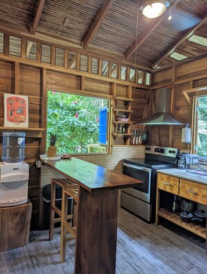 Kühlschrank, Ofen, Herdplatte, Wasserkocher mit Kaffee-/Teezubehör
