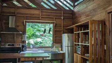 Réfrigérateur, four, plaque de cuisson, cafetière/bouilloire