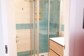 Dusche, Haartrockner, Bidet, Handtücher