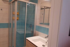 Dusche, Haartrockner, Bidet, Handtücher