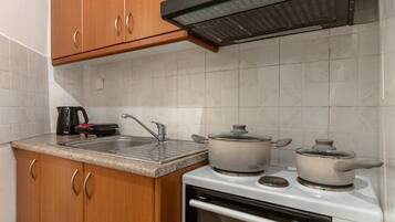 Oven, stovetop, coffee/tea maker, electric kettle