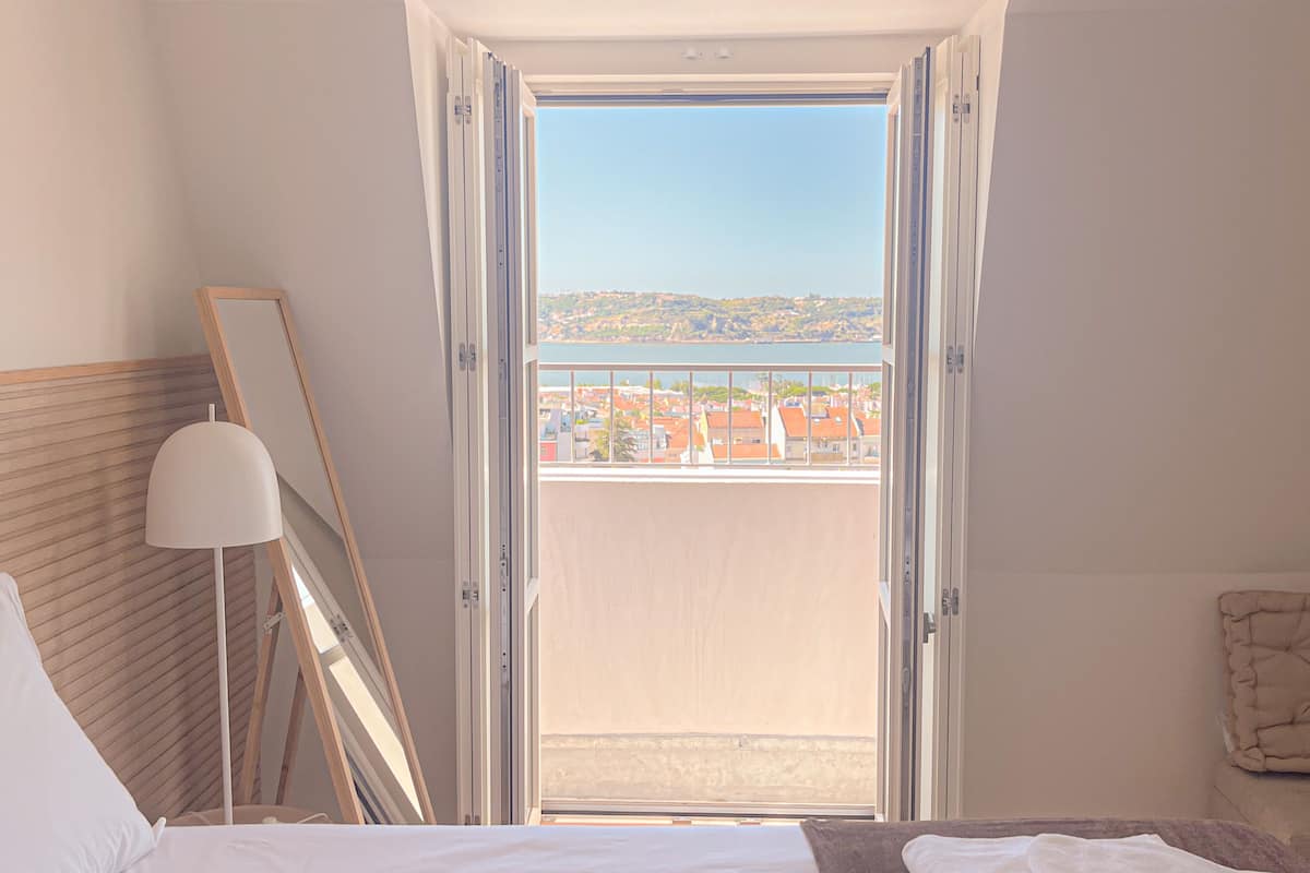 Appartamento Deluxe, vista fiume | 1 camera, biancheria da letto ipoallergenica, una scrivania