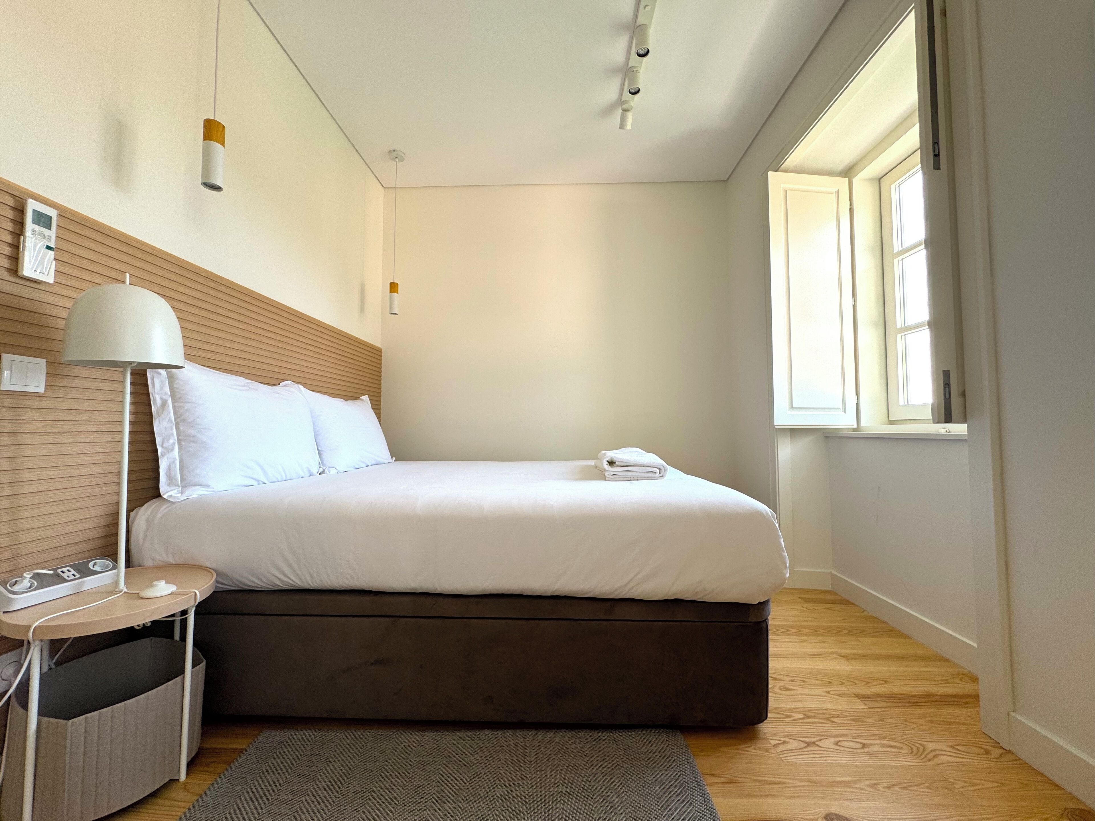 1 dormitorio, ropa de cama hipoalergénica, escritorio