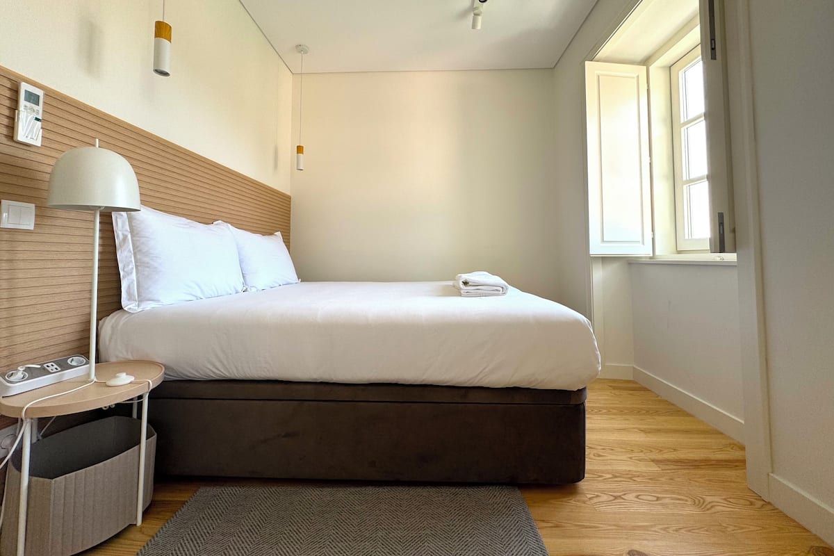 1 bedroom, hypo-allergenic bedding, desk, soundproofing