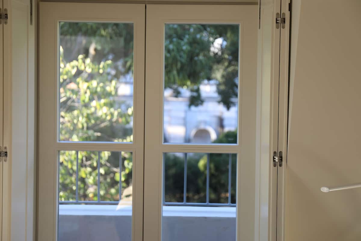 Una porta che si apre su una vista di verde.