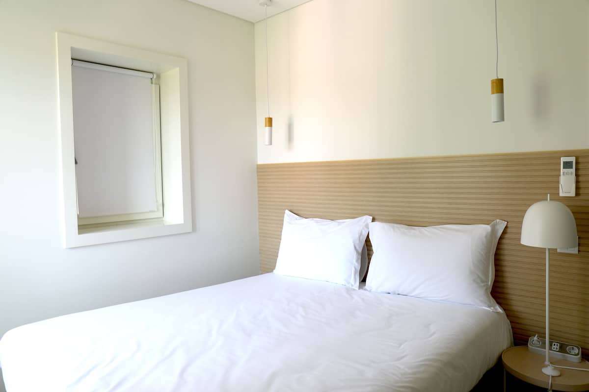 1 bedroom, hypo-allergenic bedding, desk, soundproofing