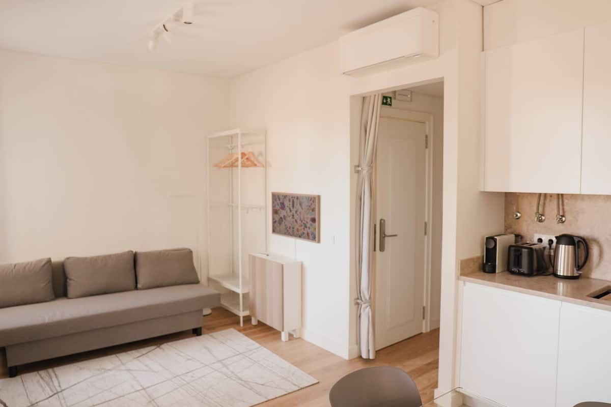 Superior Apartment, River View | Living area