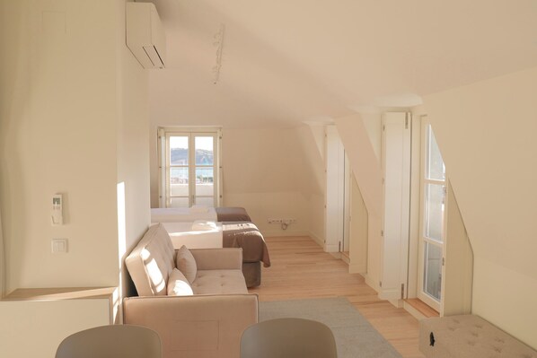 Deluxe Apartment, River View | 1 bedroom, hypo-allergenic bedding, desk, soundproofing - Ajuda Palace Inn Lisbon (Lisbon)
