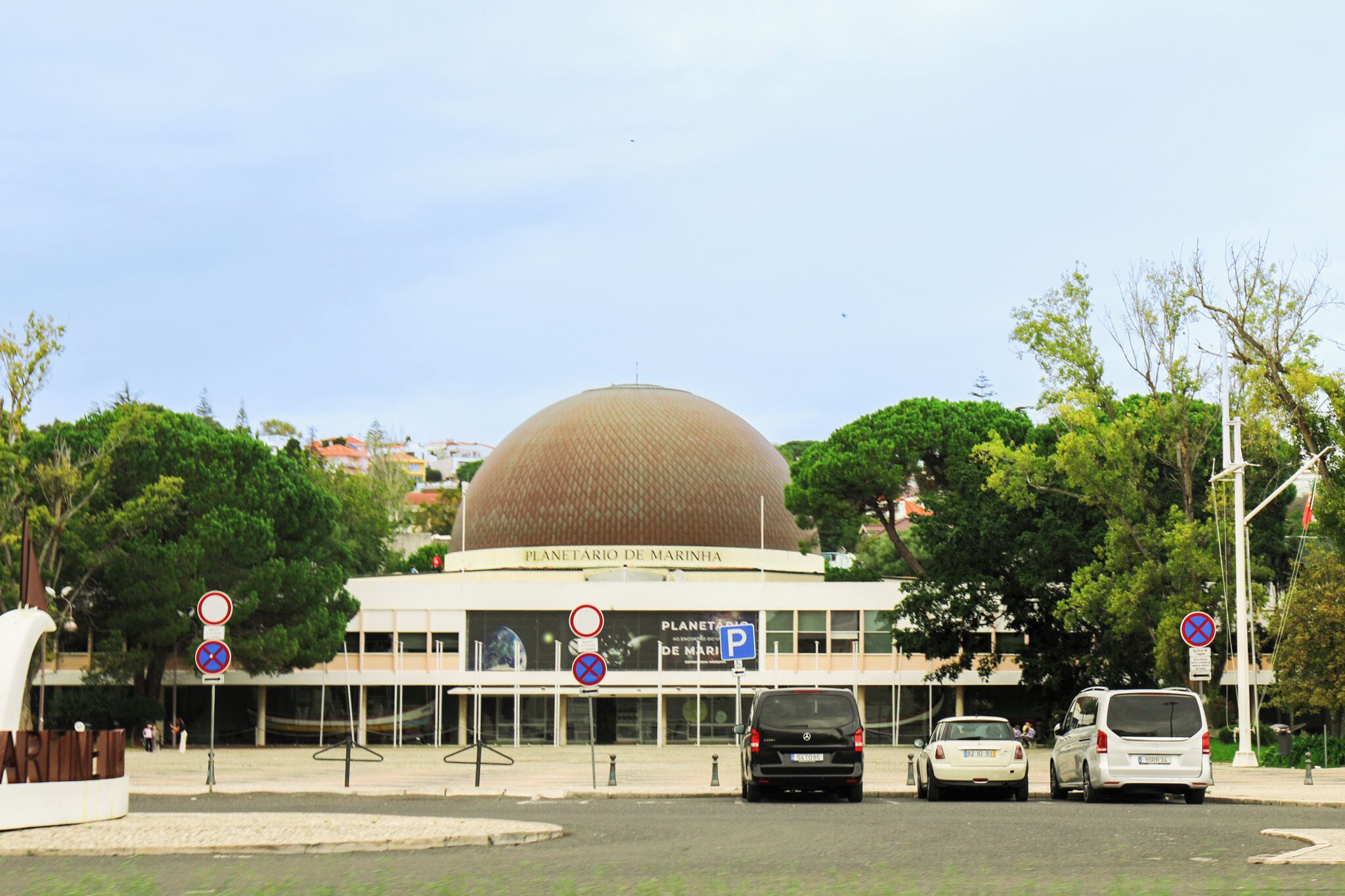 Ein Gebäude mit einer großen Kuppel und einem Schild, auf dem 'PLANETARIO DE MARINHA' steht.