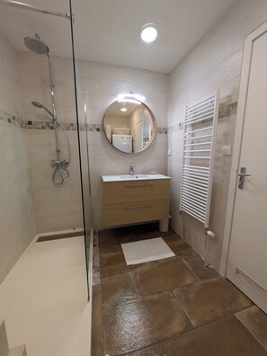 Dusche, Haartrockner, Handtücher, Seife