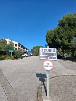 A sign for "Le Camelia L'Orchidee" private property, a no-entry sign, and a street with parked cars and buildings in the background. - Appartement a Bandol a 10 Minutes des Calanques (Bandol)