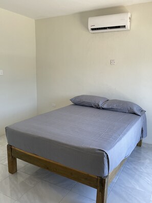 1 chambre, fer et planche à repasser, draps fournis