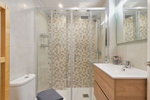 Shower, hair dryer, bidet, towels