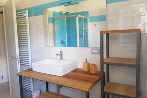 Dutxa, assecador de cabells, bidet i tovalloles 