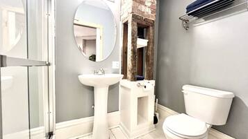 Douche, serviettes fournies, savon, shampoing