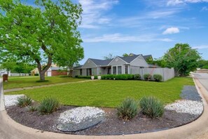 Exterior - Only Minutes to Historic Grapevine, Walking Distance to Grapevine Lake (Grapevine)
