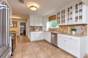 Fridge, microwave, oven, stovetop - Only Minutes to Historic Grapevine, Walking Distance to Grapevine Lake (Grapevine)