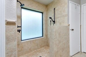Douche, serviettes fournies, savon, papier de toilette