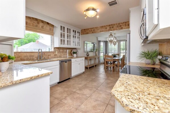 Fridge, microwave, oven, stovetop - Only Minutes to Historic Grapevine, Walking Distance to Grapevine Lake (Grapevine)