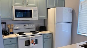 Frigorifero, microonde, forno, piano cottura