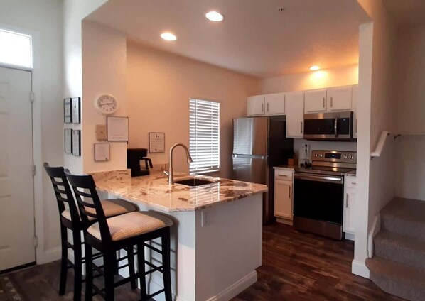 冷蔵庫、電子レンジ、オーブン、コンロ