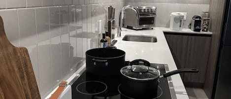 Geladeira, micro-ondas, fogão, cooktop