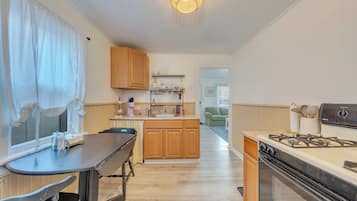 Kylskåp, ugn, spishäll och kaffe- och tebryggare