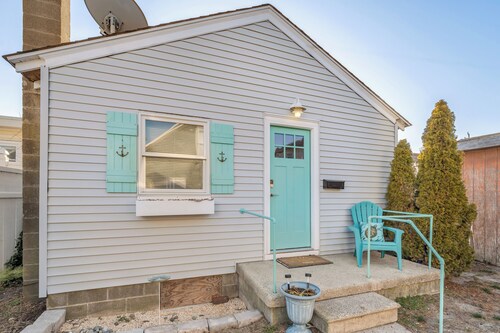 Walk to the beach or Sunset Lake with a front yard and Pet-Friendly!