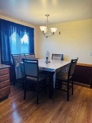 Dining - Buffalo Niagara international airport 2 minutes away from the house (Cheektowaga)